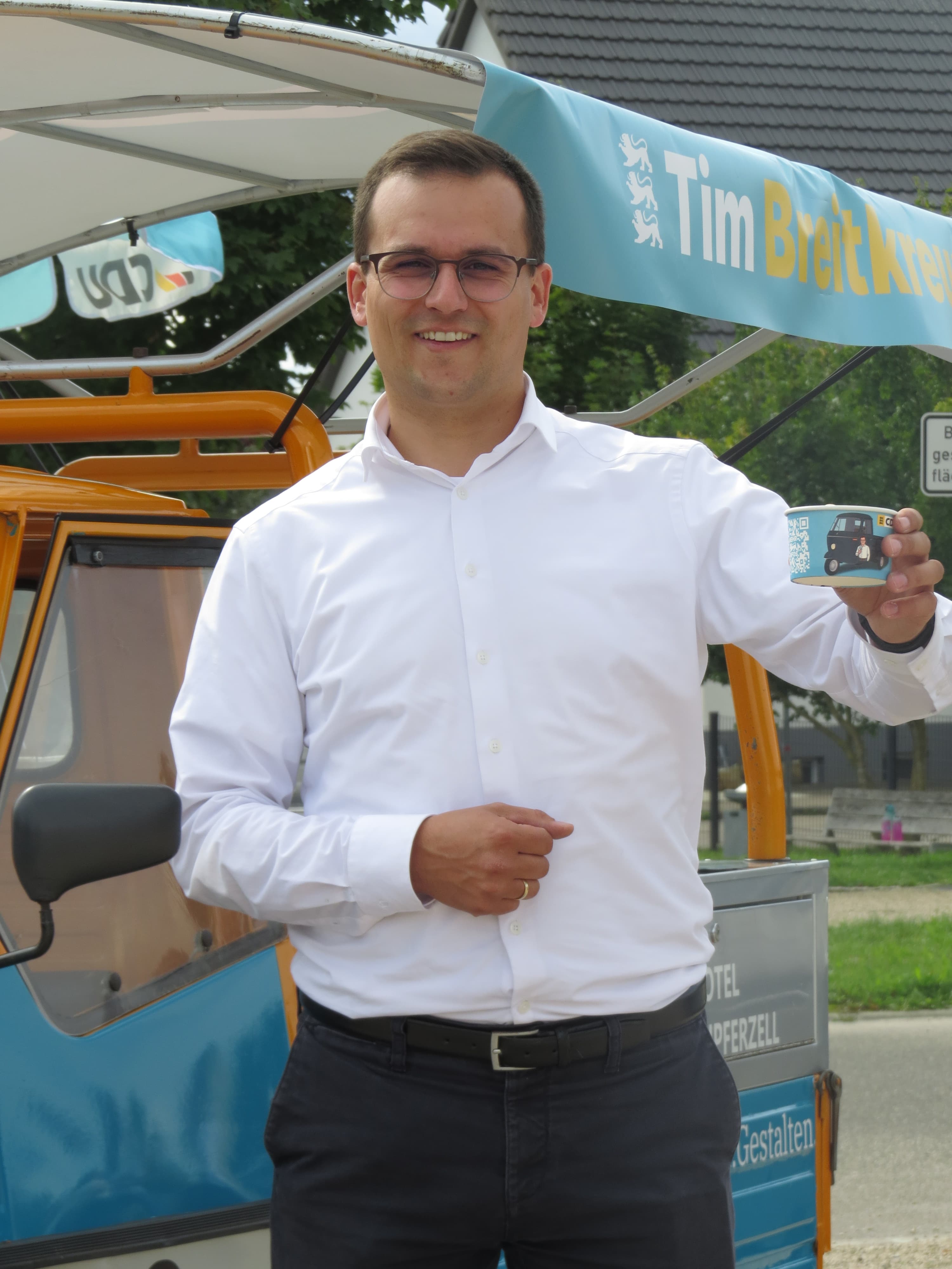 Tim Breitkreuz verteilt Eis